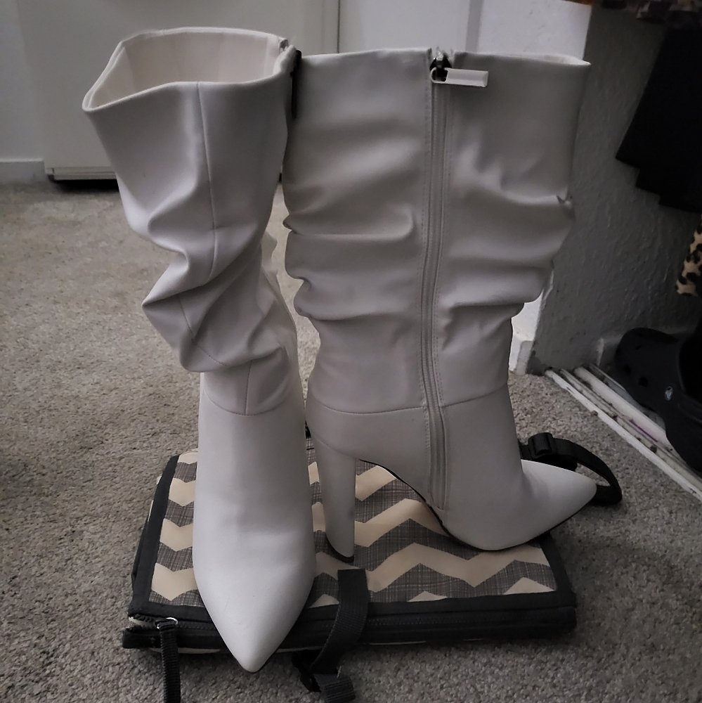 Great cowgirl boots. The heel is block and the front is pointy. Wide calf.